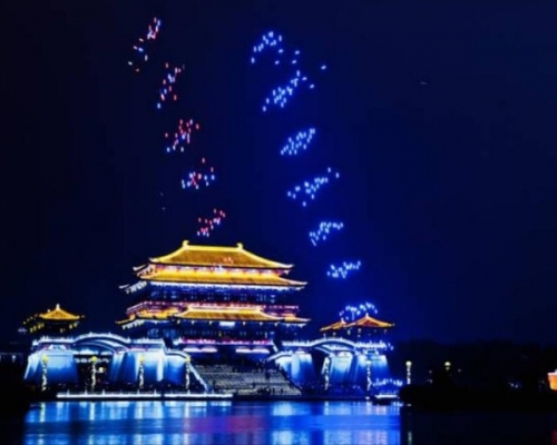年初五（20日）晚，一場航拍機燈光騷在陜西省西安市大唐芙蓉園上演。 網圖