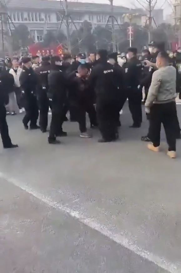 河南中二生疑遭欺凌跳樓亡，引發當地萬人上街示威。影片截圖
