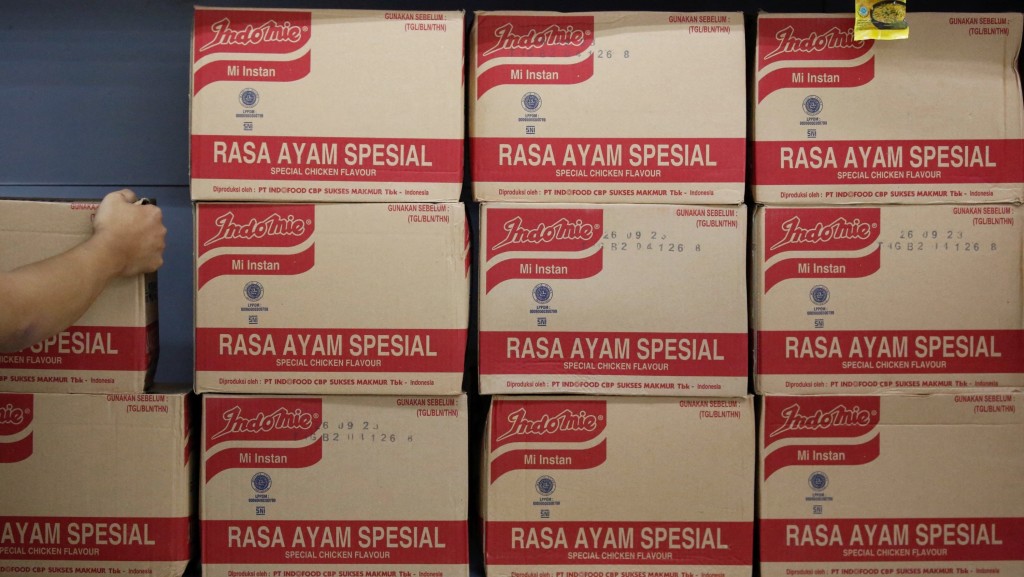 在印尼耶加達，超市職員正在整理一箱箱「營多」（Indomie）特色雞肉風味即食麵。 路透社