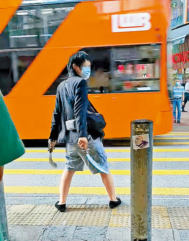 连日大闹荃湾，吓煞途人的双刀怪汉。