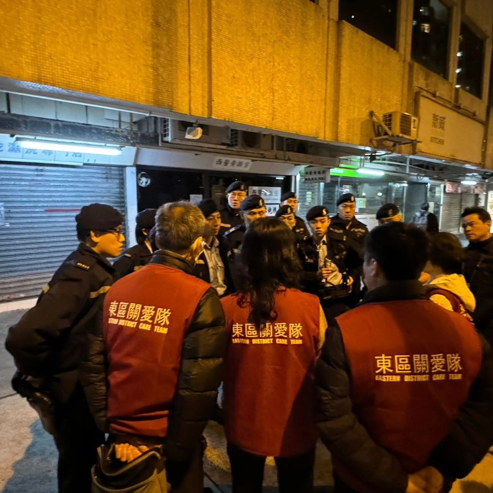 警方夥关爱队协助住户。东区警区FB