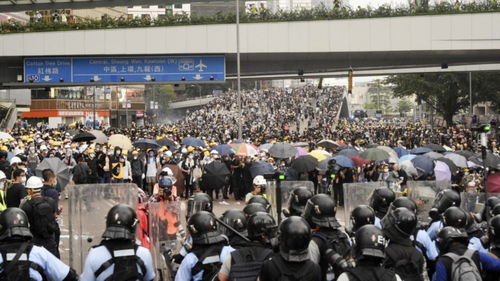 當日大批示威者集結金鐘夏愨道。