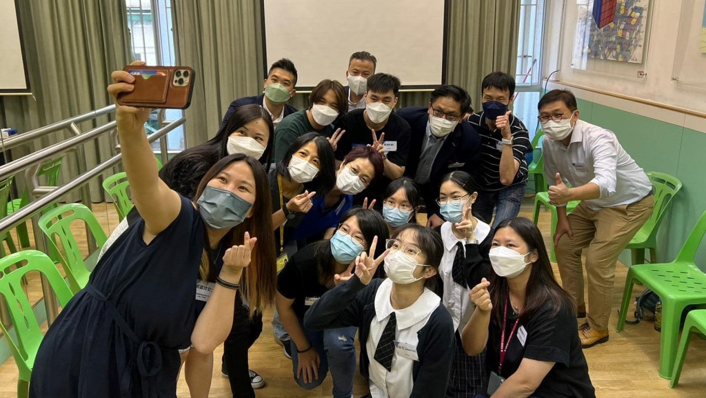 梁宏正出席活動與青年交流。民政及青年事務局FB