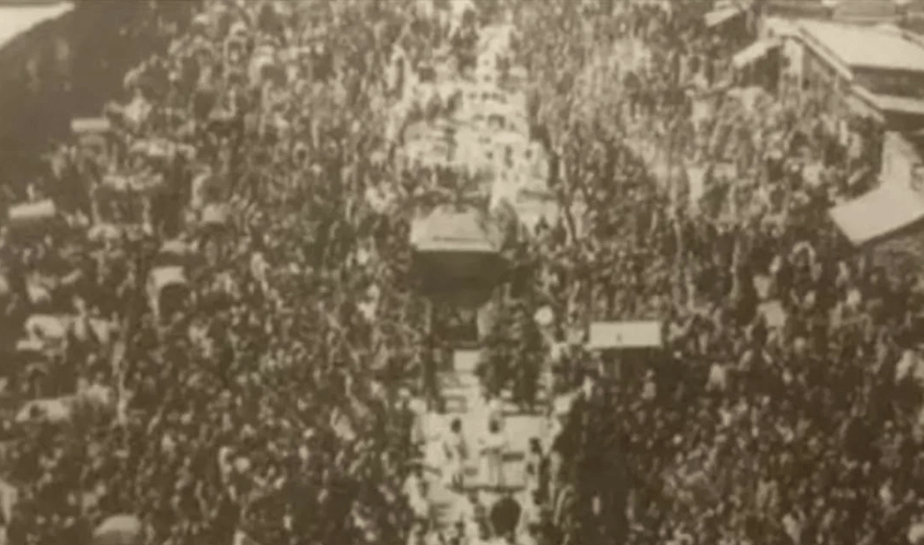 兩旁圍觀的人民,無人下跪。縱觀清史 兩旁圍觀的人民,無人下跪。縱觀清史