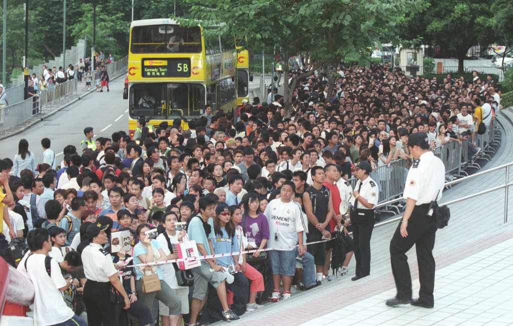 大批球迷到香港大球场参观西班牙球会皇家马德里球队练波,可惜球队临时取消当晚操练安排。曾庆威摄 大批球迷到香港大球场参观西班牙球会皇家马德里球队练波,可惜球队临时取消当晚操练安排。曾庆威摄