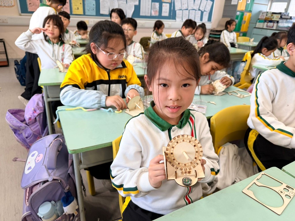 在數學課堂,學生DIY赤道式日晷模型。(圖片來源:受訪者提供) 在數學課堂,學生DIY赤道式日晷模型。(圖片來源:受訪者提供)