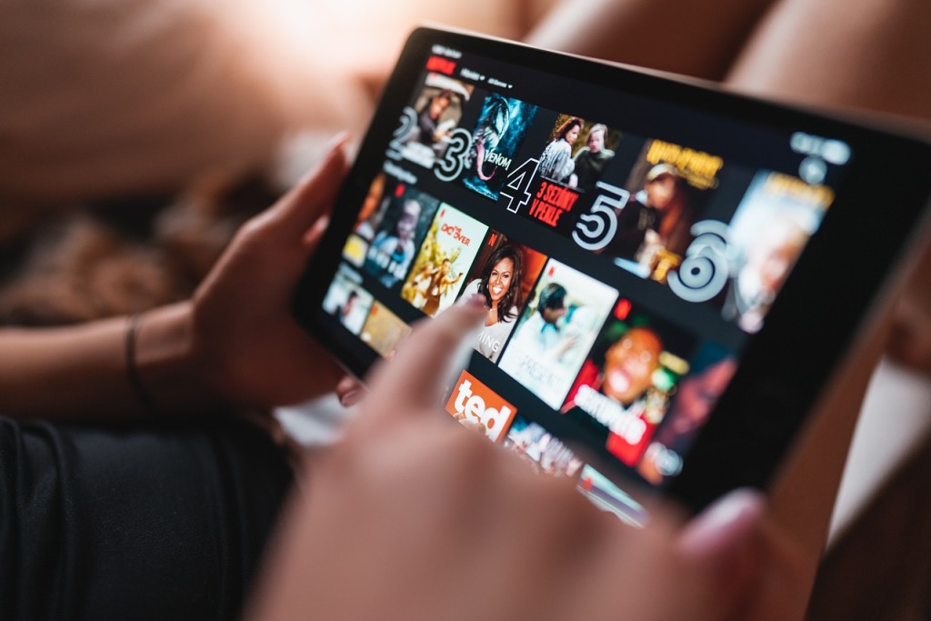 Netflix在2022年首次推出內置廣告的平價訂閱方案，在美國的收費為每月6.99美元（圖片來源：pixabay）