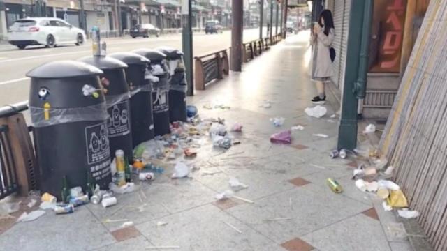 京都街头在旅游旺季常散落大量垃圾。网上图片