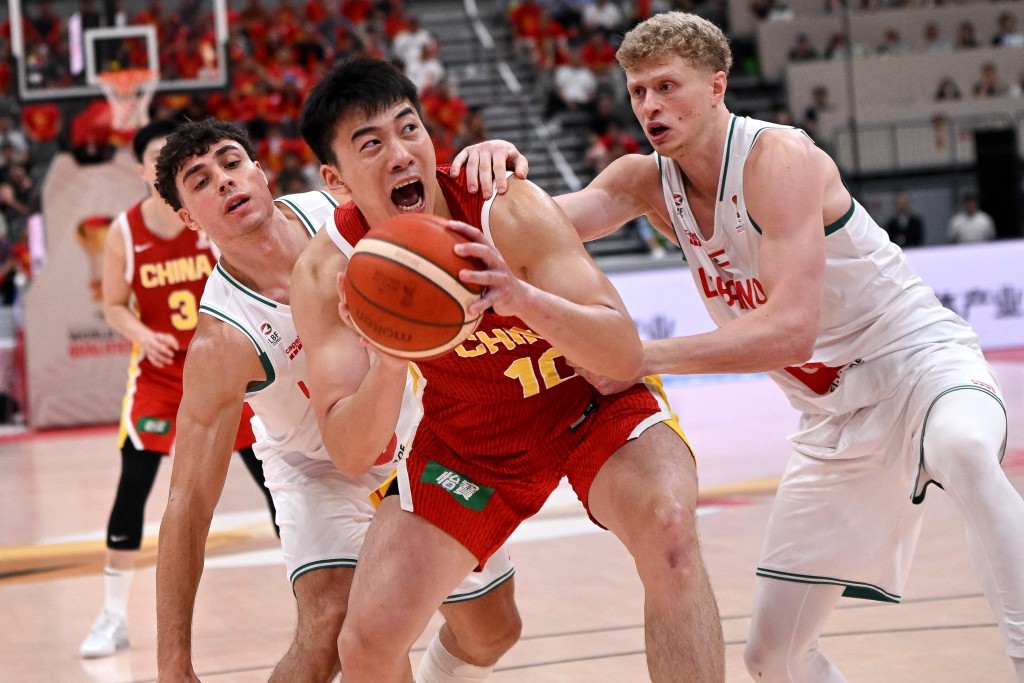 王俊杰（中）和香港金牛签约。AFP