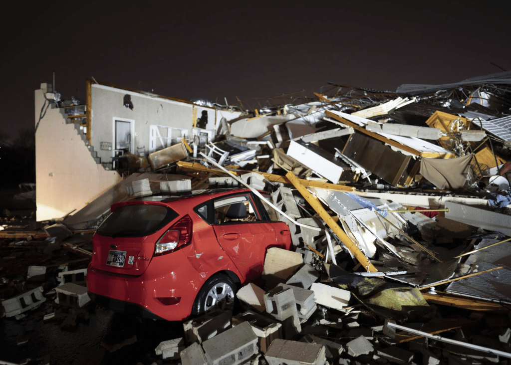 一部汽車被倒塌的屋頂掩埋。美聯社