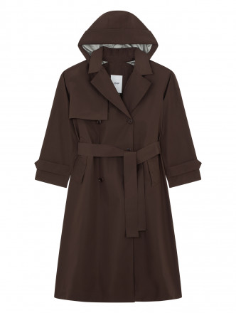 再生纖維Gore-Tex長身女裝外套/$5,500，具備持久的防水、防風及透氣功能。