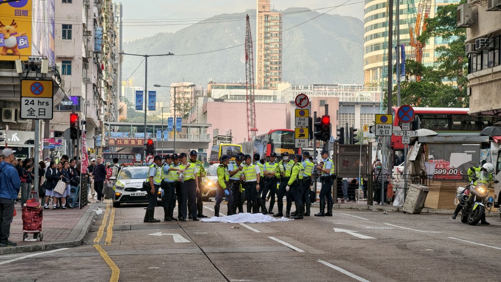 警方在場調查意外。 警方在場調查意外。