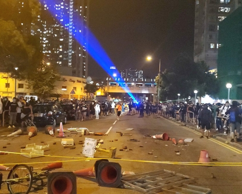 一批示威者去年在屯門大興基地外聚集不滿有不明氣體傳出。資料圖片