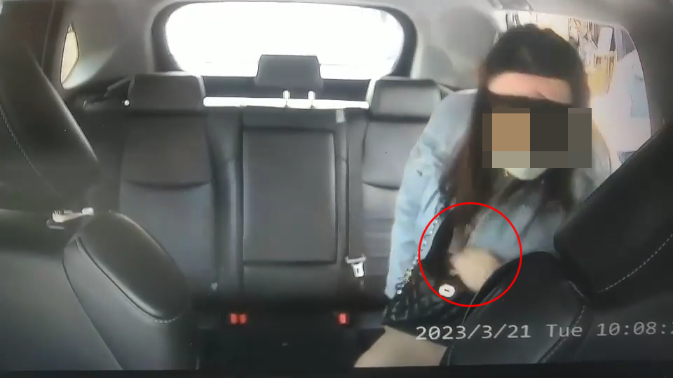 影片沒有聲音，的士司機打開車門，似乎叫女子小心下車。