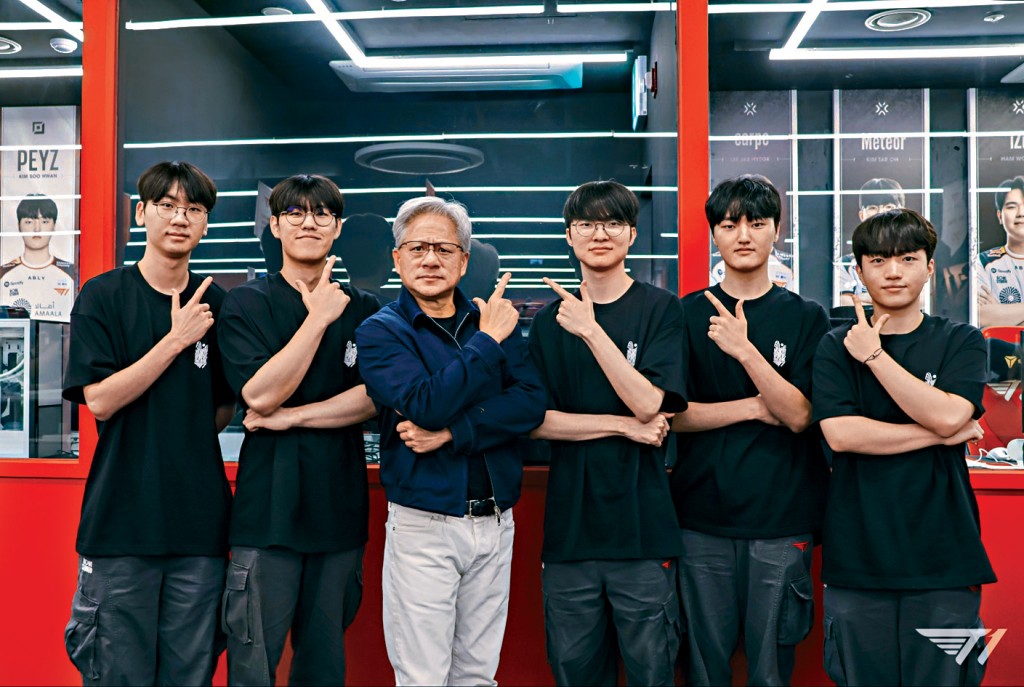 黃仁勳與Faker（右三）等南韓英雄聯盟戰隊T1成員合照。