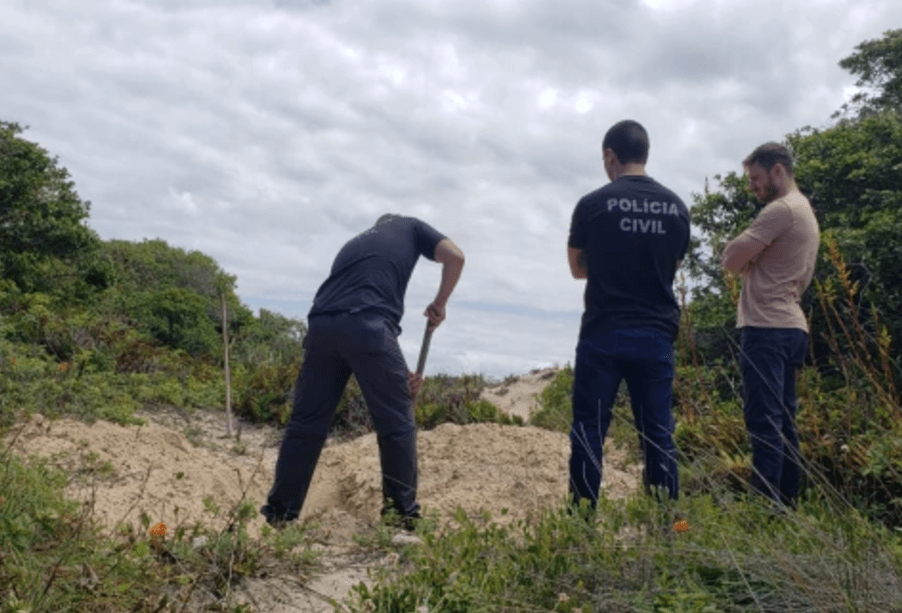警方終於在1個沙灘上挖出阿爾巴赫的屍體。網圖