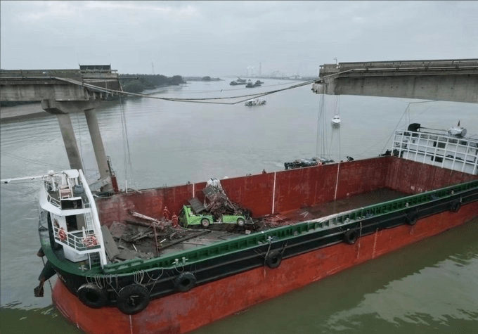網傳照片可見，廣州南沙瀝心沙大橋明顯斷開，船上疑似有打撈出來的車輛。 微博圖片