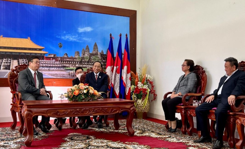 丘应桦（左一）与柬埔寨宪法委员会主席Ek Sam Ol（右三）及当地香港商会代表会面。