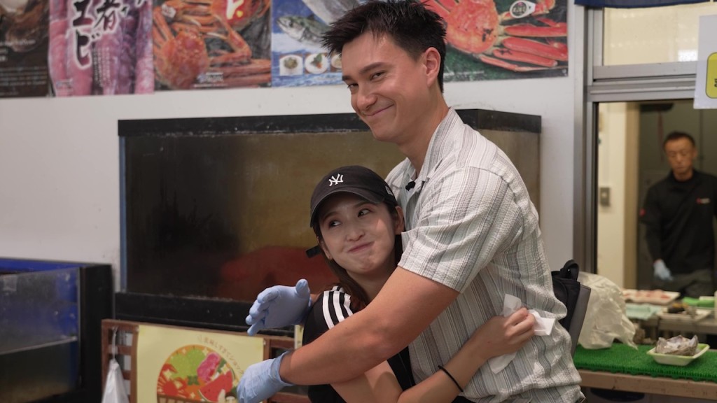 還送上擁抱，𠱁得日本女生甜笑連連。