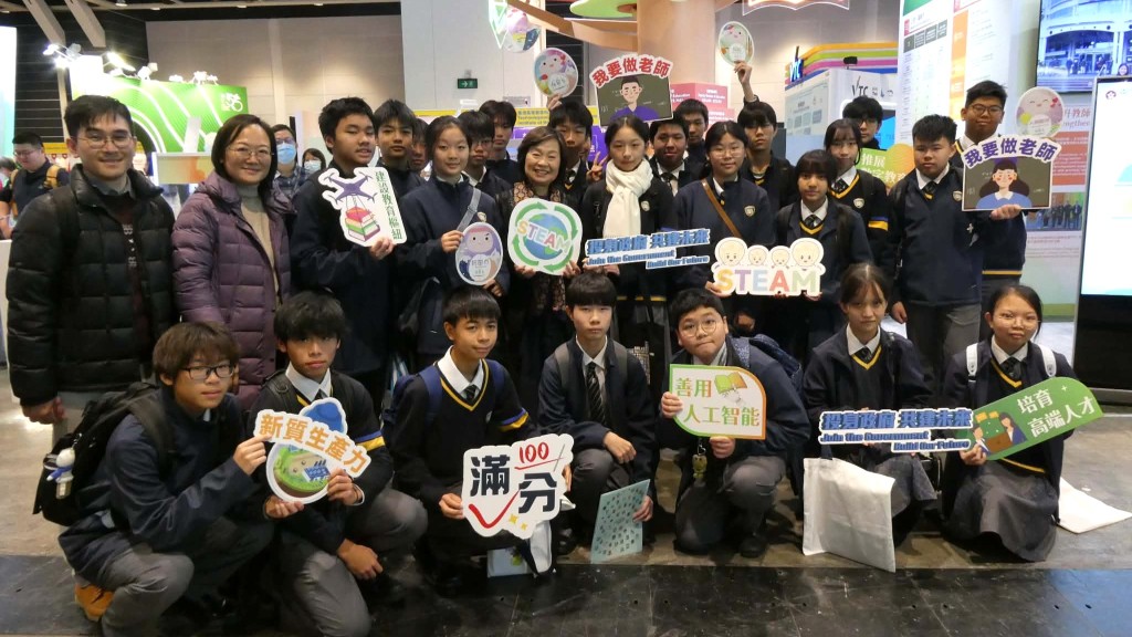 蔡若蓮與到場參觀的學生合照。歐文瀚攝