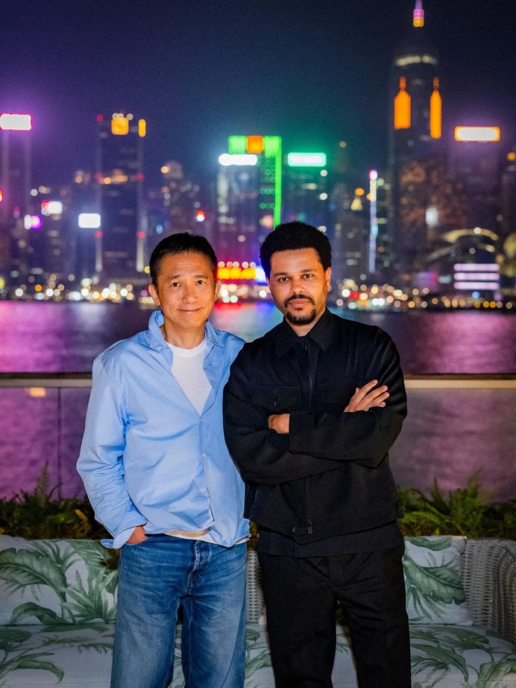 The Weeknd 於個人社交平台分享與梁朝偉在維港前的雙人合照，更配上王菲經典名曲〈夢中人〉致敬。