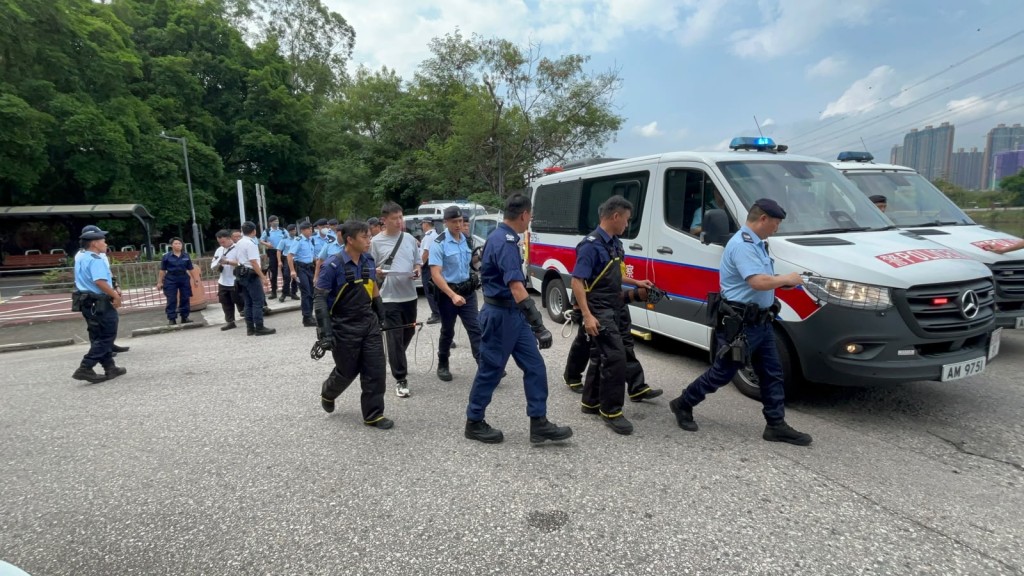 警方聯同漁護署採取聯合行動,在壆圍南路一帶捉狗。楊偉亨攝 警方聯同漁護署採取聯合行動,在壆圍南路一帶捉狗。楊偉亨攝