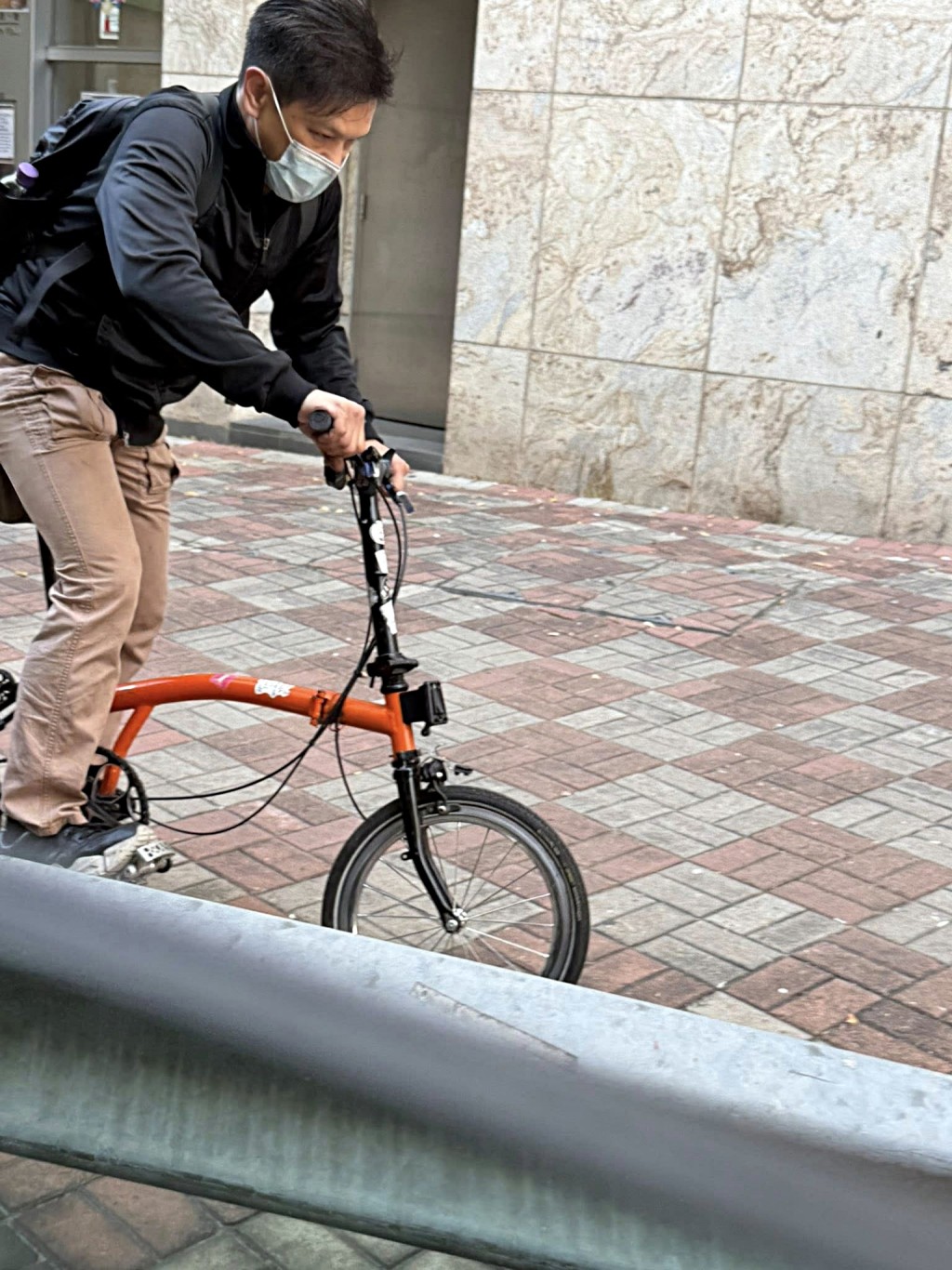 口罩賊偷走單車。網圖