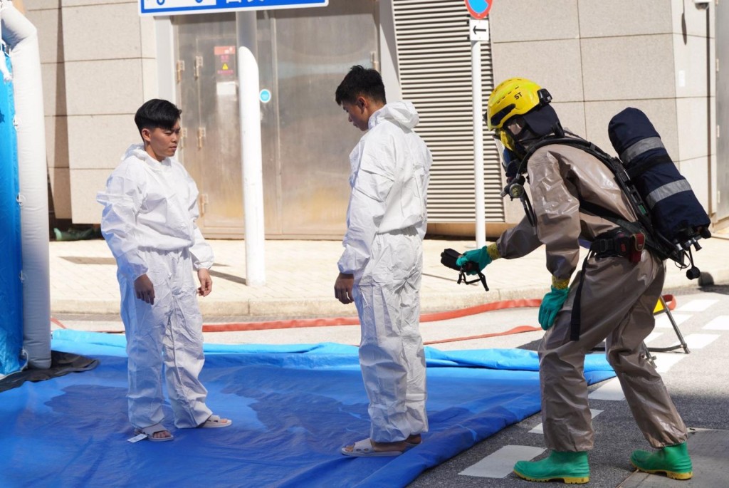 人員到場處理有關化學品及進行洗消程序。