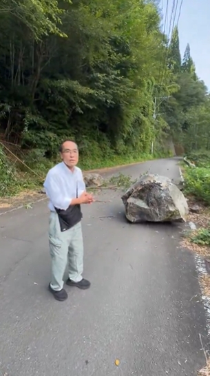 前任日本眾議院議員東國原英夫在X平台上表示，熊本地震發生時自己當時在熊本附近，宮崎縣東臼杵郡椎葉，公路上出現山崩落下的巨石。 X@higashi_kokuba