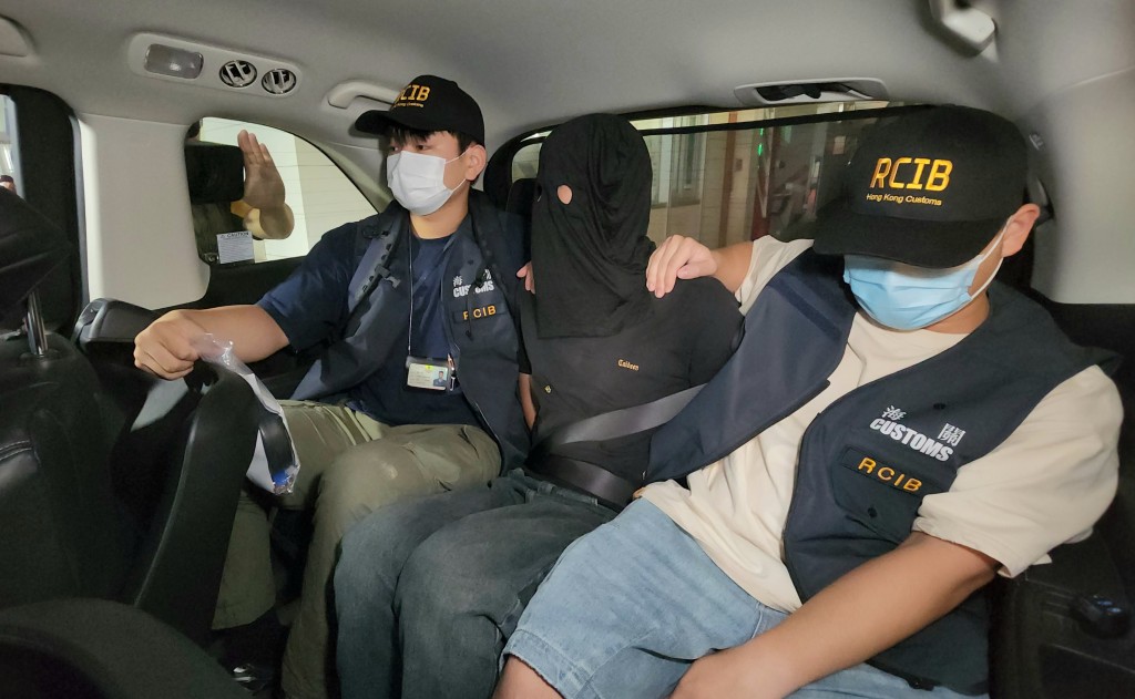 海關拘捕4名男子，年齡介乎30至45歲。