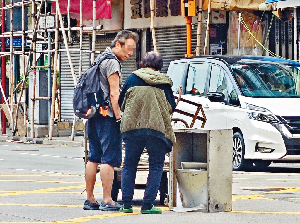 女檔主由砵蘭街一直追着疑人到窩打老道，疑人（左）在路中心丟低鐵箱推着手推車逃去。