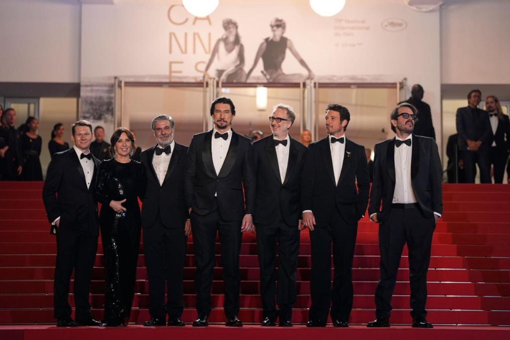導演James Gray（右三）與阿當哉華（中）、Miles Teller（右二）齊出席《Paper Tiger》首映禮。（美聯社）