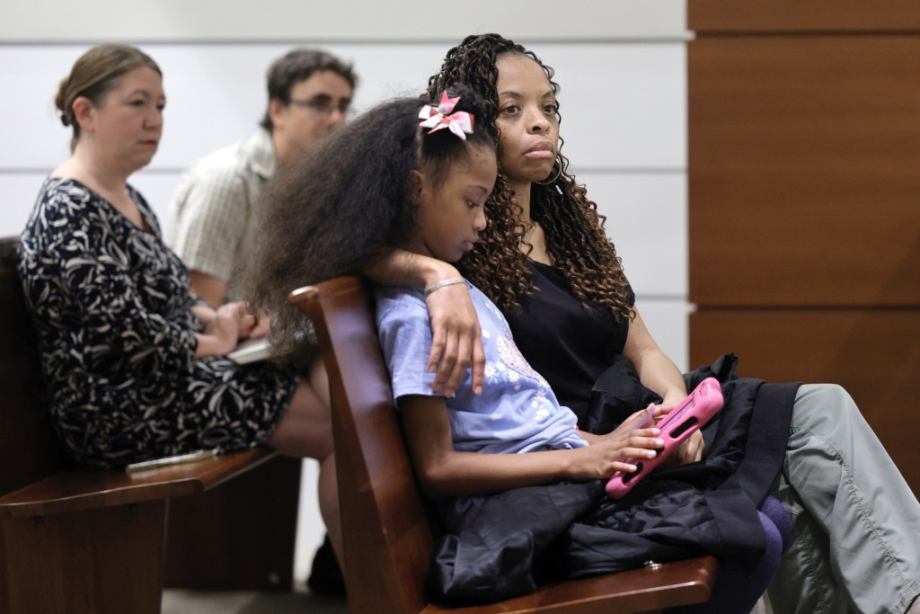 受伤女童如今已7岁，今年5月她和母亲一同到法庭听审。 美联社