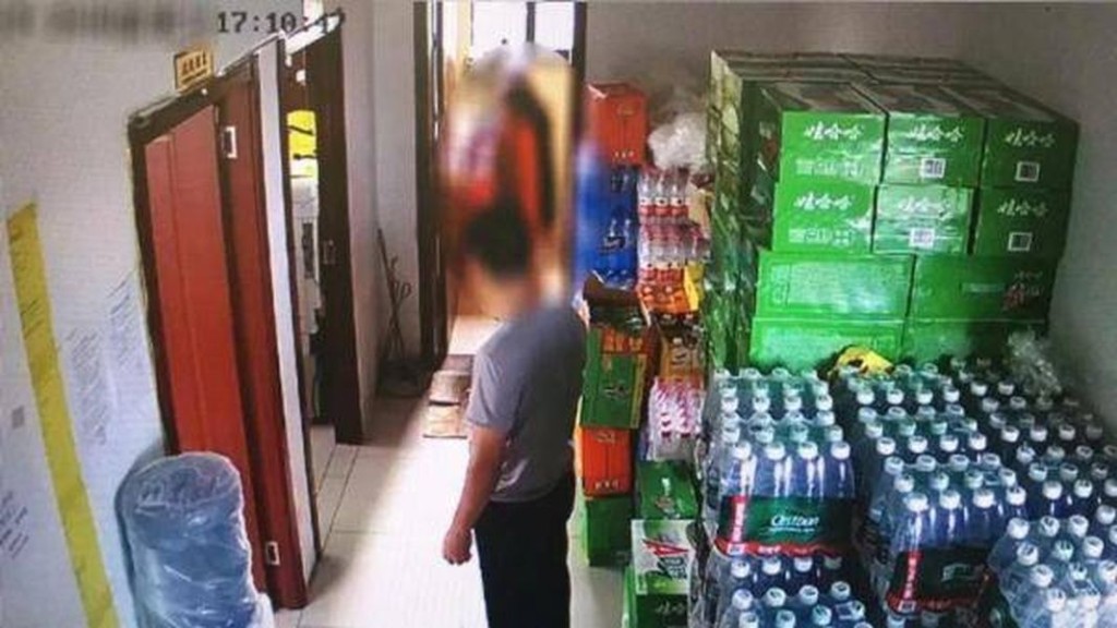 大媽企圖從廁所外管道攀爬逃跑。 網圖
