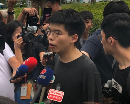 黃之鋒下午轉抵立法會示威區。
