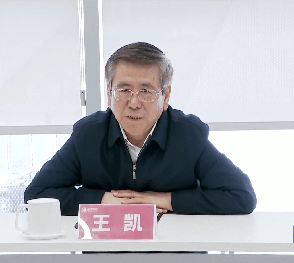 河南省長王凱希望蜜雪冰城對標國際知名品牌,加快完善標準體系,積極開拓海外市場,把品牌擦得更亮。 河南省長王凱希望蜜雪冰城對標國際知名品牌,加快完善標準體系,積極開拓海外市場,把品牌擦得更亮。