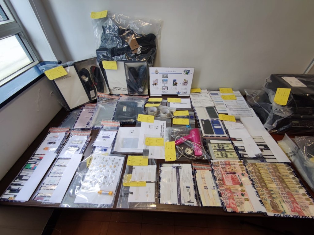 警方展示檢獲的信用卡等證物。梁國峰攝