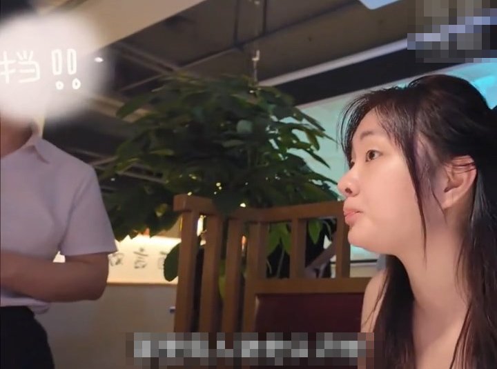 女博主在餐厅内离奇获邀请入包厢,即场拒绝。 女博主在餐厅内离奇获邀请入包厢,即场拒绝。