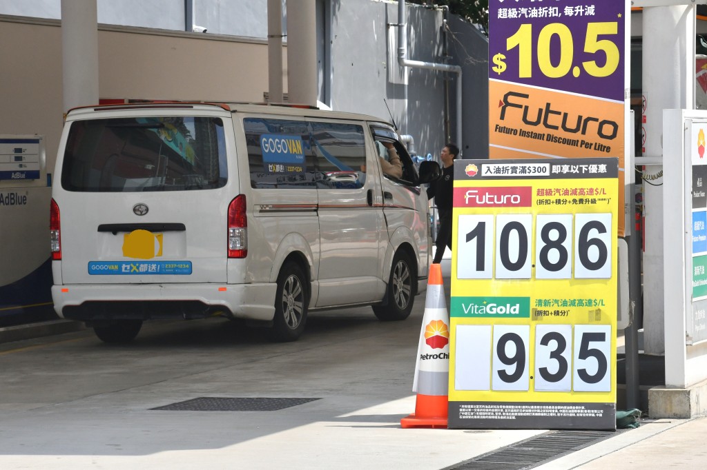 他坦言「其實油公司仲賣緊（早前入貨）平嘅油，但近排已經每日加價少少」。何健勇攝