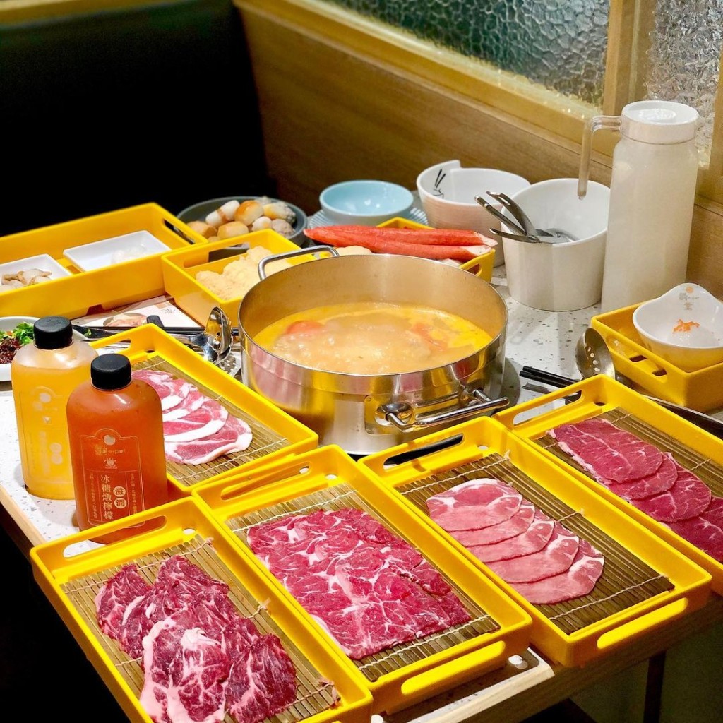 随锅附上不同款式的定量肉类、海鲜或配料