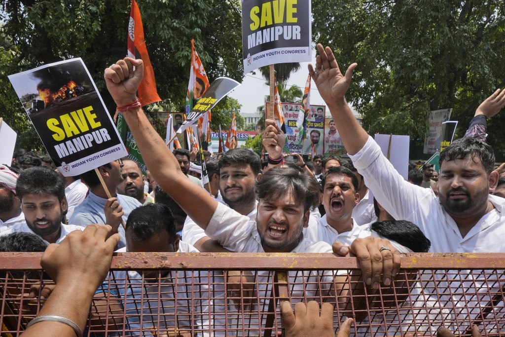印度國大黨青年翼成員在抗議活動中高喊口號。AP