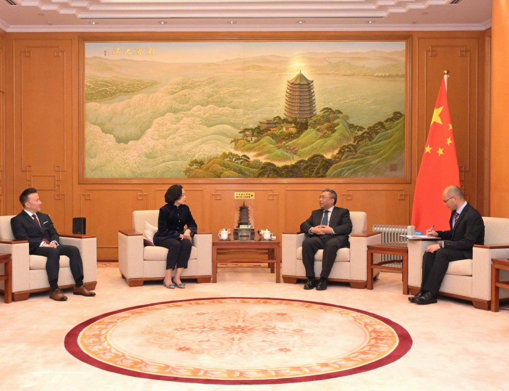 麦美娟（左二）、刘家麒（左一）与杨义瑞（右二）和杨国威（右一）会面。