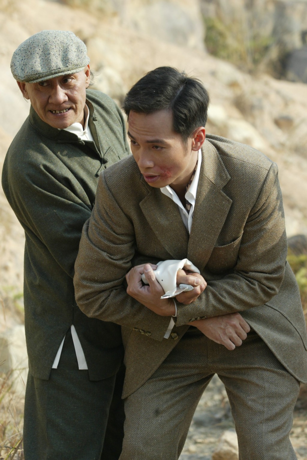 李家鼎（左）经常在戏中被派演恶人、江湖人物等角色。