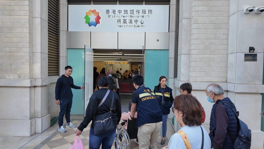 入境處安排車輛接載有需要的申請人到將軍澳中旅社補辦回鄉證。 入境處安排車輛接載有需要的申請人到將軍澳中旅社補辦回鄉證。