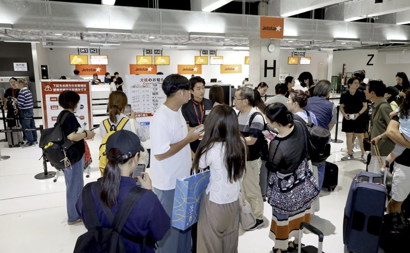 日本國土交通省統計熱門的成田、關西及福岡機場去年接獲乘客在機內財務失竊的件數大增。圖為成田機場報到櫃台。美聯社