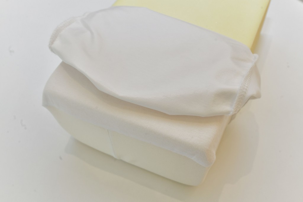 防水保護套可防止水分、細菌滲透枕頭內，令枕頭更耐用。