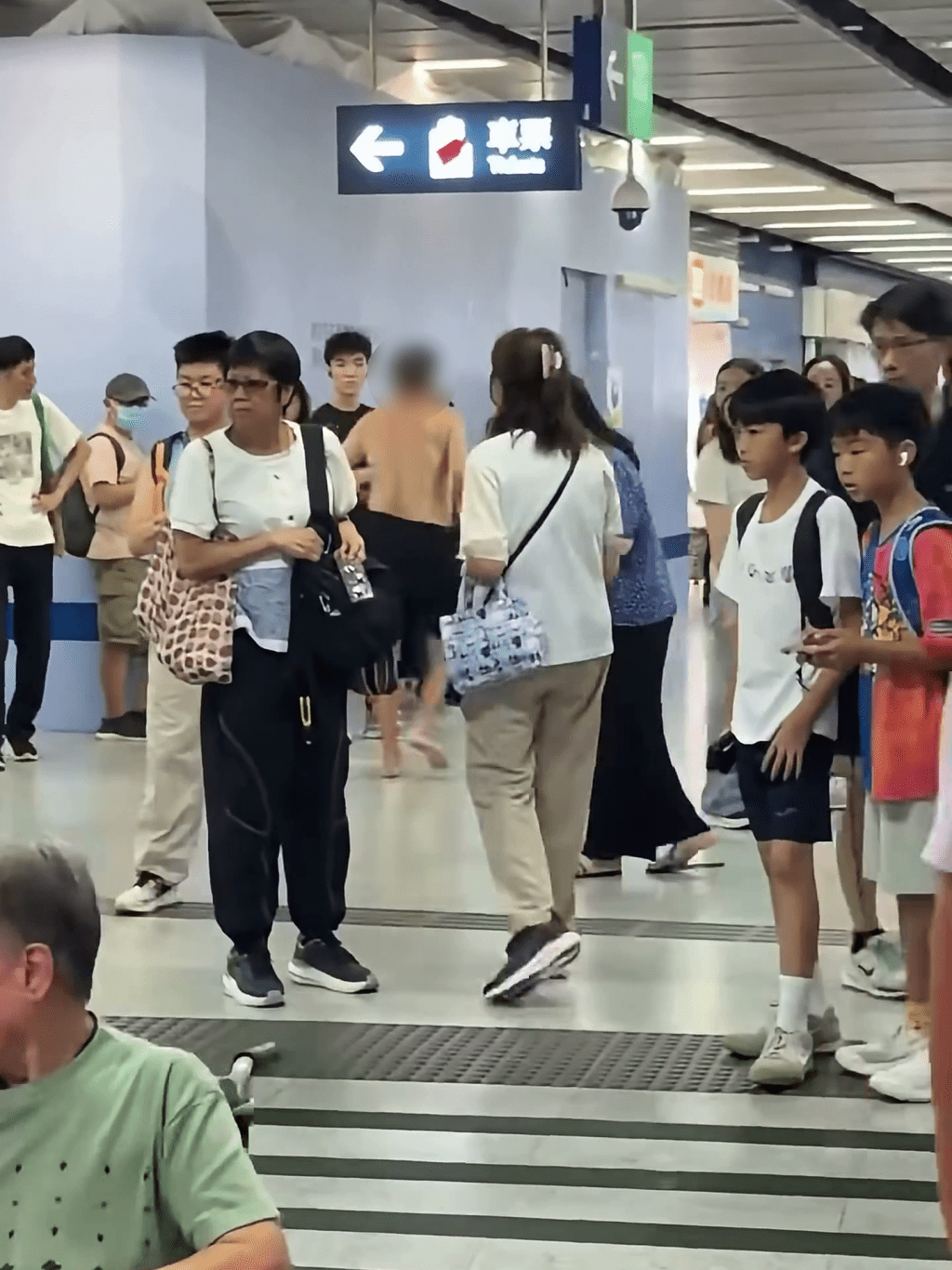 阿伯赤裸上身,光腳敗逃。 阿伯赤裸上身,光腳敗逃。