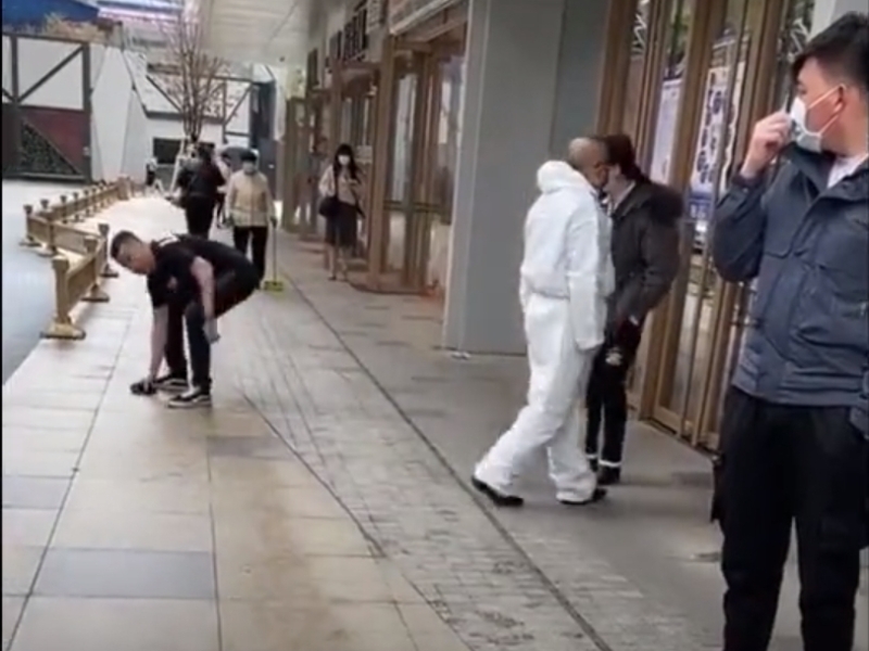 外籍男子拾起地上的東西。(網圖)