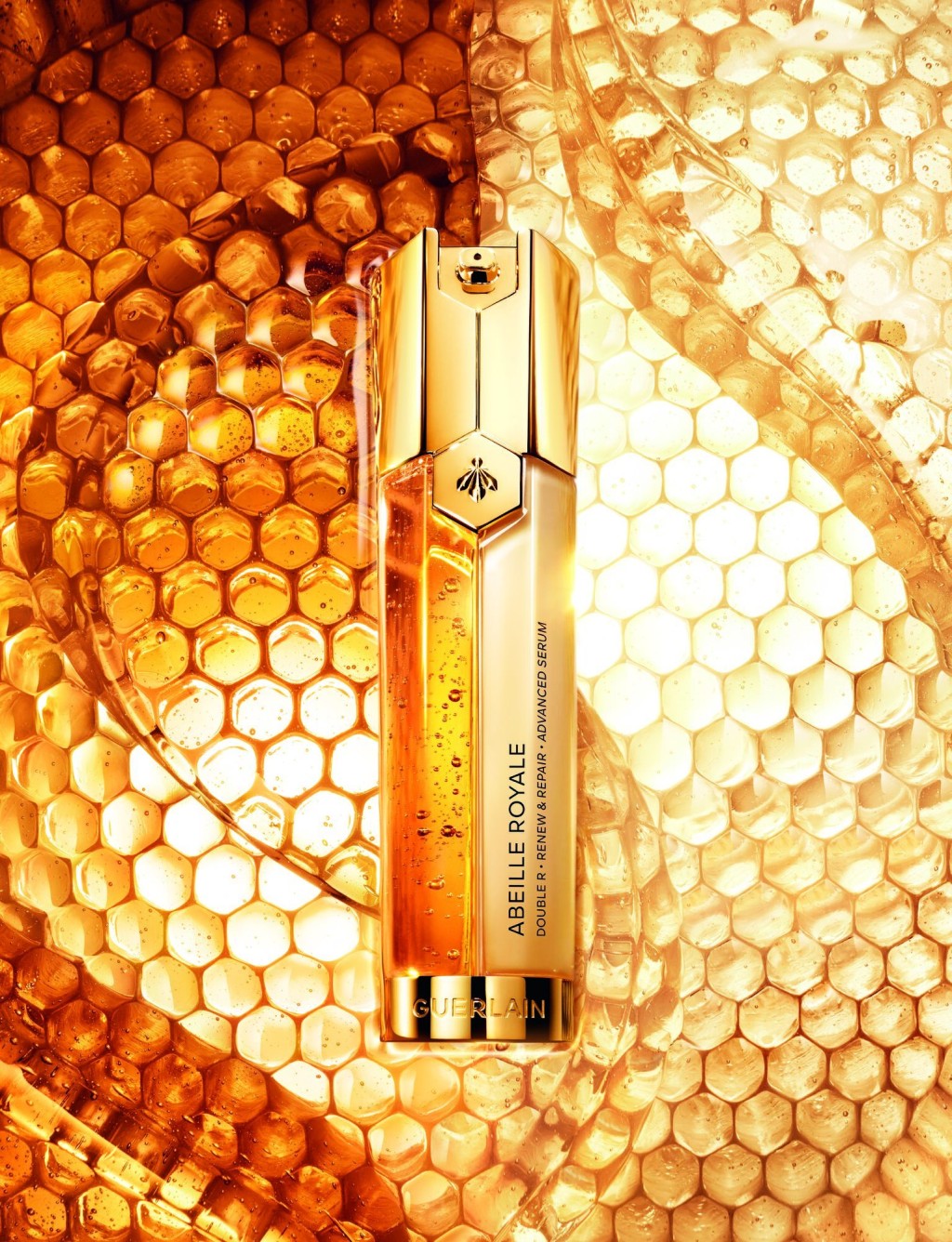 Guerlain升級版再生修護雙效精華/$1,800/50ml,運用全新科技增大蜂蜜的天然特性、蜂蜜生物聚發酵,亮顏煥膚功效再提升。 Guerlain升級版再生修護雙效精華/$1,800/50ml,運用全新科技增大蜂蜜的天然特性、蜂蜜生物聚發酵,亮顏煥膚功效再提升。