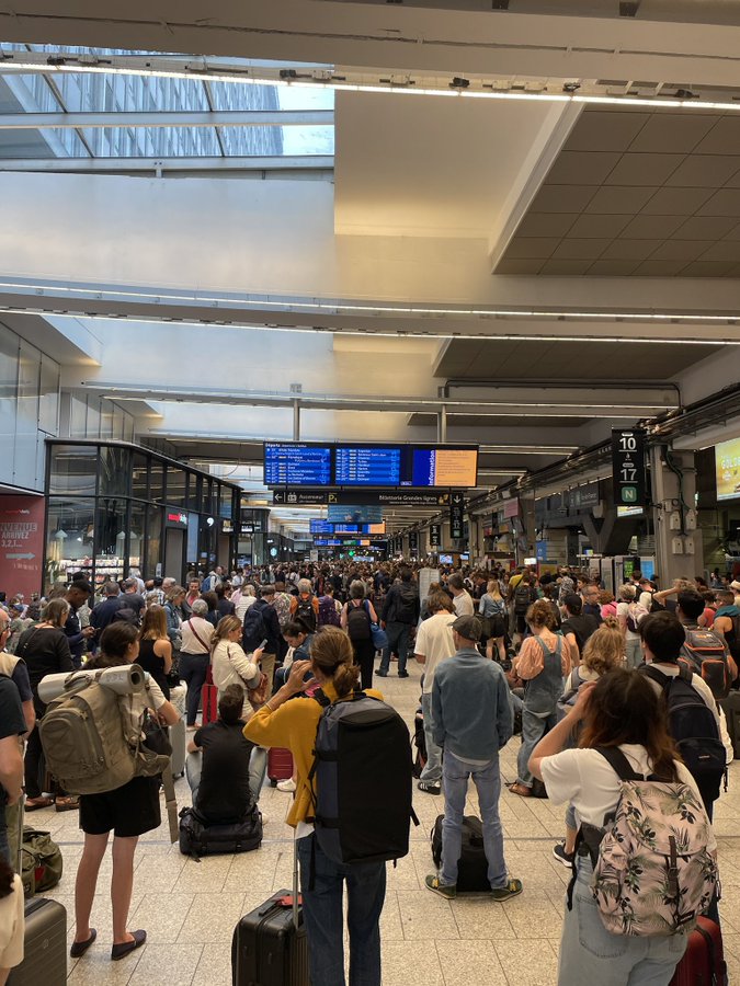 巴黎蒙帕納斯站大堂站滿旅客，網民說自從新冠封城以來都沒見過這種情況。 X
